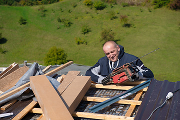 Image showing Construction worker installing a new roof