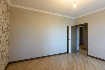 Image showing The interior of the empty room, the view of the front door