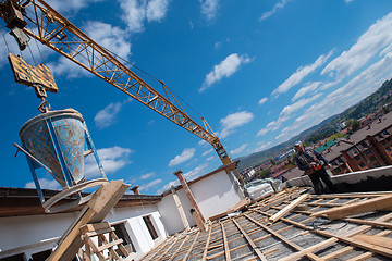 Image showing Construction worker installing a new roof