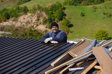 Image showing Construction worker installing a new roof