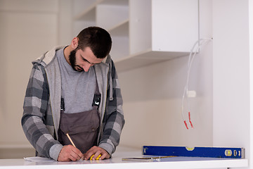 Image showing the worker writing the measures