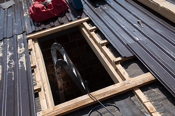 Image showing Construction worker installing a new roof