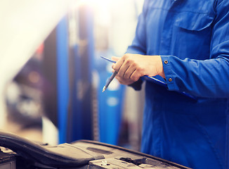 Image showing auto mechanic man with clipboard at car workshop