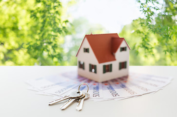 Image showing close up of home model, money and house keys