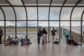 Image showing Passangers waiting in the airport terminal building