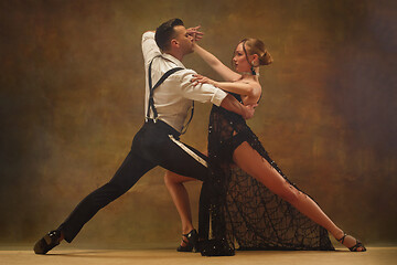 Image showing Flexible young modern dance couple posing in studio.