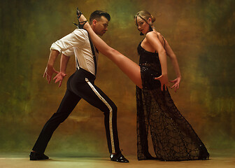 Image showing Flexible young modern dance couple posing in studio.