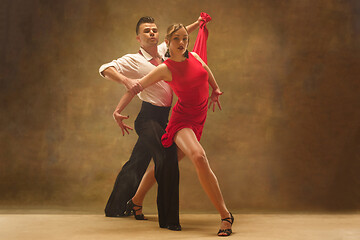 Image showing Flexible young modern dance couple posing in studio.