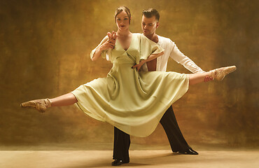 Image showing Flexible young modern dance couple posing in studio.