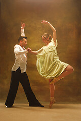 Image showing Flexible young modern dance couple posing in studio.