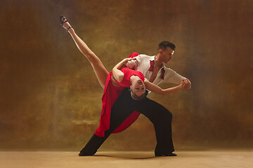 Image showing Flexible young modern dance couple posing in studio.
