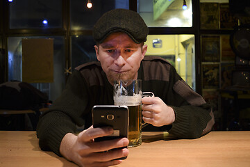 Image showing Guy and phone in the bar