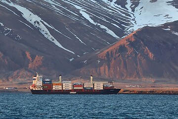 Image showing Container ship arriving