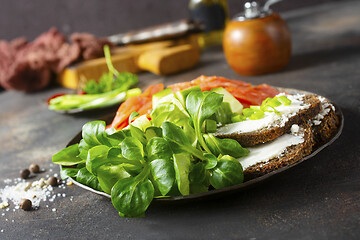 Image showing salmon with bread and creamcheese 