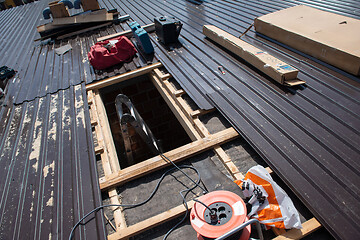 Image showing Construction worker installing a new roof