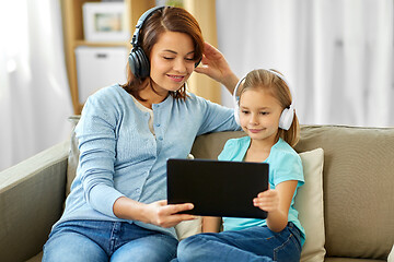 Image showing mother and daughter listen to music on tablet pc