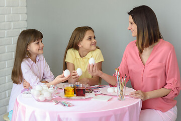 Image showing Mom and two daughters are going to dye eggs for Easter