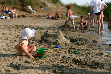 Image showing Baby at lake