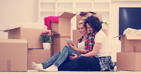 Image showing young couple moving  in new house