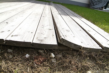 Image showing Holzbretter auf Wiese | wooden bords on lawn