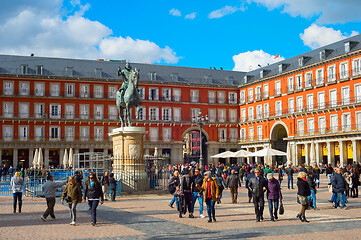 Image showing Crowded Mayor Plaza. Madrid, Spain
