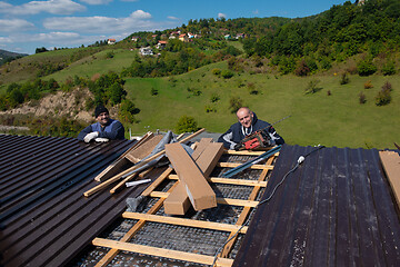 Image showing Construction worker installing a new roof