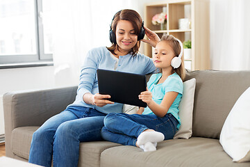 Image showing mother and daughter listen to music on tablet pc