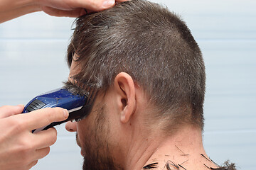 Image showing The hairdresser cuts the hair on the head of a man, close-up