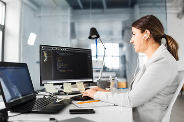 Image showing businesswoman with computer working at office