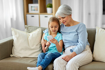 Image showing grandmother and granddaughter with smartphone