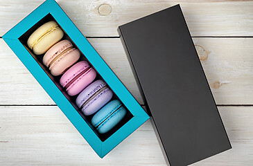 Image showing Macaroons in box next to lid