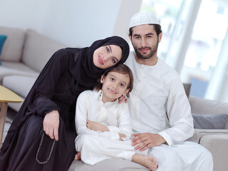 Image showing muslim family reading Quran and praying at home