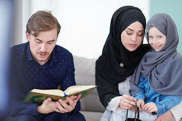 Image showing muslim family reading Quran and praying at home