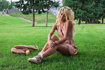 Image showing eauty blonde alone young woman resting in the park