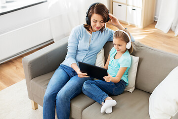 Image showing mother and daughter listen to music on tablet pc