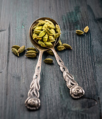 Image showing Green cardamom whole seeds in vintage spoon