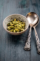 Image showing Green cardamom whole seeds in vintage bowl