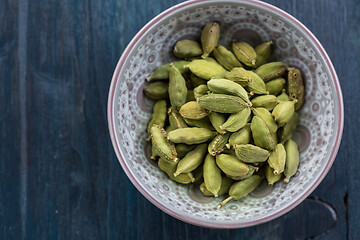 Image showing Green cardamom whole seeds in vintage bowl