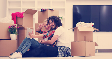 Image showing young couple moving  in new house