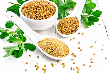 Image showing Fenugreek in two spoons and bowl with leaves on light board