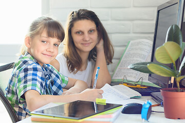 Image showing tutor helps the student with homework on the computer