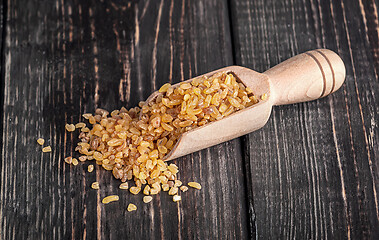 Image showing Dry bulgur in the scoop