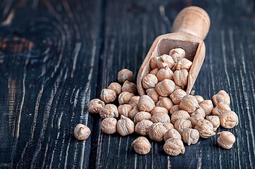 Image showing Dry chickpeas in a scoop