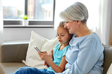 Image showing grandmother and granddaughter with smartphone