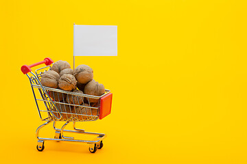 Image showing Walnuts are in the grocery cart, a flag with a white price tag is stuck