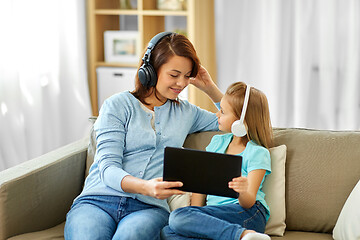 Image showing mother and daughter listen to music on tablet pc