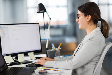 Image showing businesswoman with computer working at office