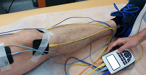 Image showing Electrostimulation of the quadriceps as a physiotherapy therapy 