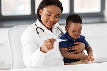 Image showing doctor with measuring baby\'s temperature at clinic