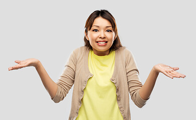 Image showing clueless asian woman shrugging